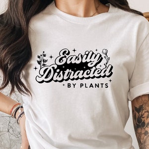 Leicht abgelenkt Von Pflanzen SVG PNG PDF, Geschenk für Pflanzenliebhaber, Flower Power SVG, lustige SVG, Blumen Shirt SVG, Pflanzenmutter SVG, Pflanzenliebhaber