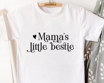 Mama's Little Bestie svg svg png, baby onesie svg, baby boy svg, baby girl svg, padres svg, mamá svg, nuevo bebé svg, baby shower svg