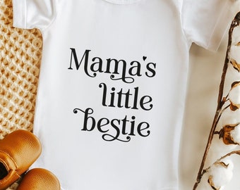 Mama's Little Bestie svg svg png, baby onesie svg, baby boy svg, baby girl svg, padres svg, mamá svg, nuevo bebé svg, baby shower svg