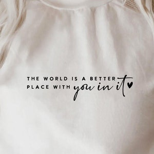 Il mondo è un posto migliore con te in esso SVG PNG PDF, Citazione ispiratrice Svg, Love Svg, Mamma Svg, Citazione motivazionale alla moda delle donne Svg