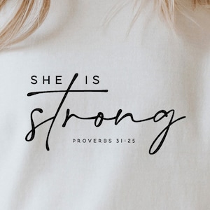 Ella es fuerte svg, escritura svg, proverbios 31 25, cita bíblica svg, versículo bíblico svg, archivos de corte cristianos svg para Cricut y Silhouette