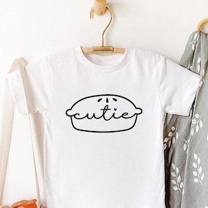 Cutie Pie Svg, Fall Babe Onesie Svg, Thanksgiving Svg, Eps Png, Baby Onesie Dizendo Svg, Fall Baby Png, Camisa Infantil Svg
