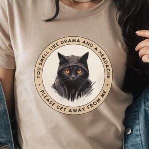 Hueles a drama y dolor de cabeza PNG, drama y dolor de cabeza png, png sarcástico, png divertido de Halloween, diseño de camisa png esqueleto de Halloween