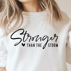 Más fuerte que la tormenta SVG PNG PDF, Svg inspirador, Amor propio Svg, Svg motivacional, Ser fuerte Svg, Ser amable Svg, Cita positiva Svg