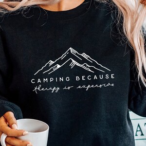 Acampar porque la terapia es cara SVG PNG PDF, Camper Svg, Camping Lover Svg, Camping es mi terapia favorita Svg, Amante de la naturaleza Svg Png