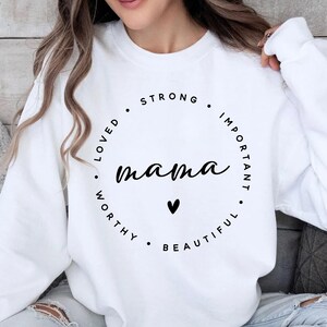 Mama Life SVG PNG PDF, Mama forte, importante, bella, degna, amata in formato Svg, divertente Mama Svg File per Cricut, Girl Mama Png, mamma camicia Svg