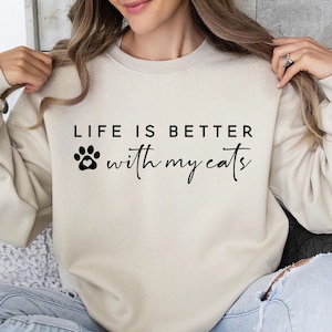 La vie est meilleure avec mes chats SVG, Svg de maman chat, Svg de maman de chat, Svg de maman de fourrure, Svg d'impression de patte, Svg de chemise de maman de chat, Svg de citation de chat, Svg d'amant de chat