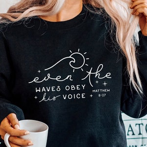 Sogar die Wellen gehorchen seiner Stimme SVG PNG, Retro christliche Sublimation, Bibel Affirmation SVG, christliches SVG, Bibelvers SVG, Ozean SVG
