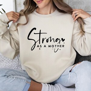 Fuerte como una madre SVG PNG, mamá svg, mamá vibraciones svg, mamá vida svg, mamá modo svg, día de la madre svg, mamá camisa svg, mamá fuerte svg, mamá svg