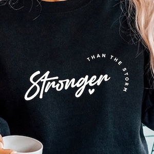 Más fuerte que la tormenta SVG PNG PDF, Inspirador Svg, Self Love Svg, Motivacional Svg, Be Strong Svg, Be Kind Svg, Positive Quote Svg