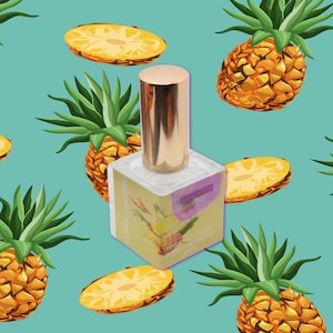 Puede incluir: Un frasco de perfume con tapa dorada y etiqueta que dice "Pineapple Valley Extrait de Parfum 30 ml". El frasco está sobre un fondo turquesa con un patrón de piñas y rodajas de piña.