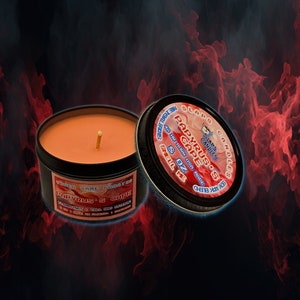 Puede incluir: Una vela de 4 oz en un recipiente de hojalata con una etiqueta roja y naranja. La etiqueta dice "Slap's Candles" y "Papyrus's Cape". La vela es una favorita de los fanáticos de los videojuegos y tiene un aroma "alto e intenso".