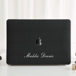 Minimalistische schwarze personalisierte Leder MacBook Hard Case Cover für MacBook Pro 13 14 16 15 Air 13 12 Zoll Alle neuen MacBook M2 M3 Laptop Hülle