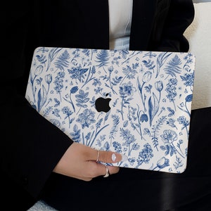 Vintage Hand-Painted Flowers Case for New MacBook Pro 14 Pro A2442 Pro 16 inch 2022 M2 Air 13 A2681 M2 Pro 13 A2338 and Unique Laptop Case