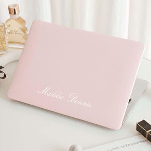 Hellrosa personalisierte Leder MacBook Hard Case Cover für MacBook Pro 13 14 16 15 Air 13 12 Zoll, alle neuen MacBook M2 M3 Laptop Hülle