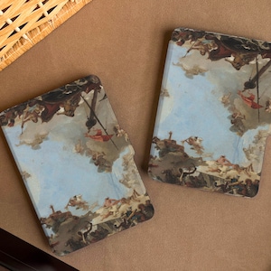 Könnte beinhalten: Zwei Kindle E-Reader-Hüllen mit einem Vintage-Gemälde einer Himmelsszene mit Wolken und Figuren. Die Hüllen sind braun und haben eine strukturierte Oberfläche.