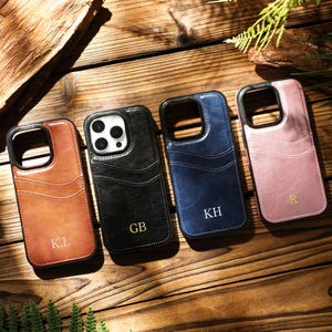 Coque pour iPhone avec initiales en relief, coque de téléphone personnalisée en cuir végétalien avec porte-cartes, pour iPhone 16 15 14 13 12 11 Pro Max Plus, X/XS XSMax