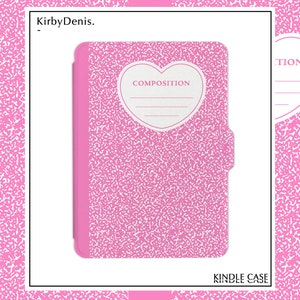 Op de afbeelding: Roze Kindle-hoes in de stijl van een compositieboekje met een wit hart waarop "COMPOSITION" staat.  KINDLE CASE staat onderaan de hoes gedrukt.