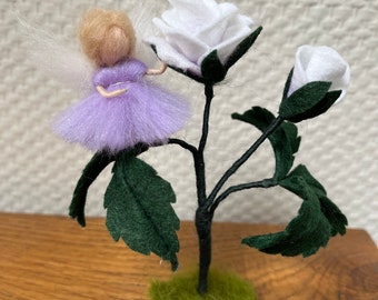 Gefilzte Blumenfee/Elfe - weiße Rose, eine bezaubernde Frühlingsdekoration
