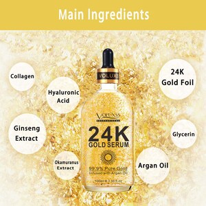 Op de afbeelding: Een gouden flesje 24K Gold Serum met een druppelaar. De fles is gelabeld met de merknaam "VOLUXSS" en de tekst "24K GOLD SERUM". De fles is omgeven door gouden folie en andere ingredi&euml;nten, waaronder collageen, hyaluronzuur, ginseng-extract, arganolie, glycerine en okamuranus-extract.