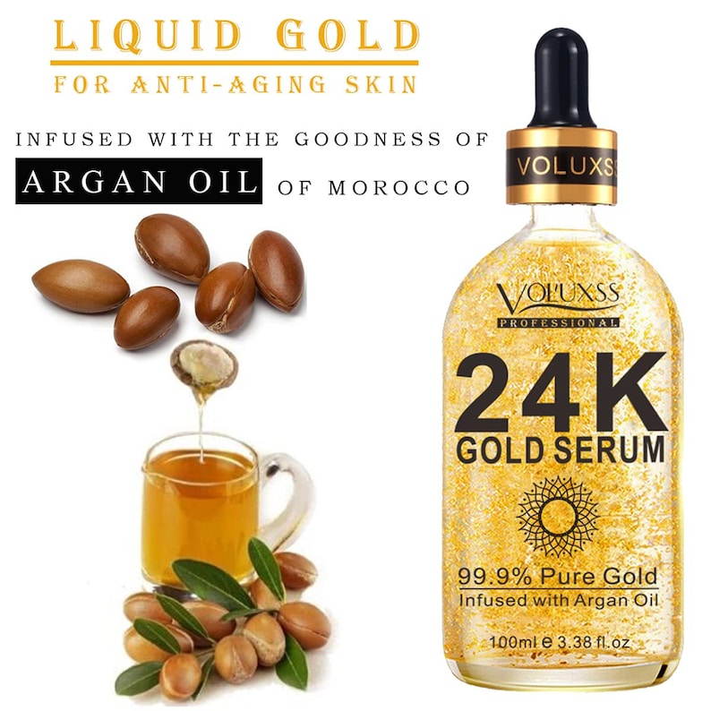Op de afbeelding: Een doorzichtige glazen fles met een gouden dop en etiket. De fles bevat een gouden vloeibaar serum met de tekst "24K Gold Serum" en "99.9% Pure Gold Infused with Argan Oil". De fles is ge&euml;tiketteerd met "VOLUXS PROFESSIONAL".