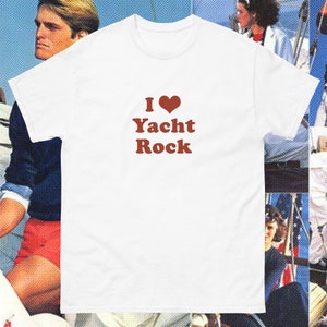 Könnte beinhalten: Weißes T-Shirt mit einem roten Herzen und dem Text "I ♥ Yacht Rock" auf der Vorderseite.