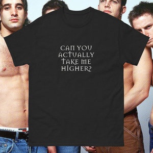 以下が含まれることがあります： 白い文字で「Can you actually take me higher?」と書かれた黒いTシャツ