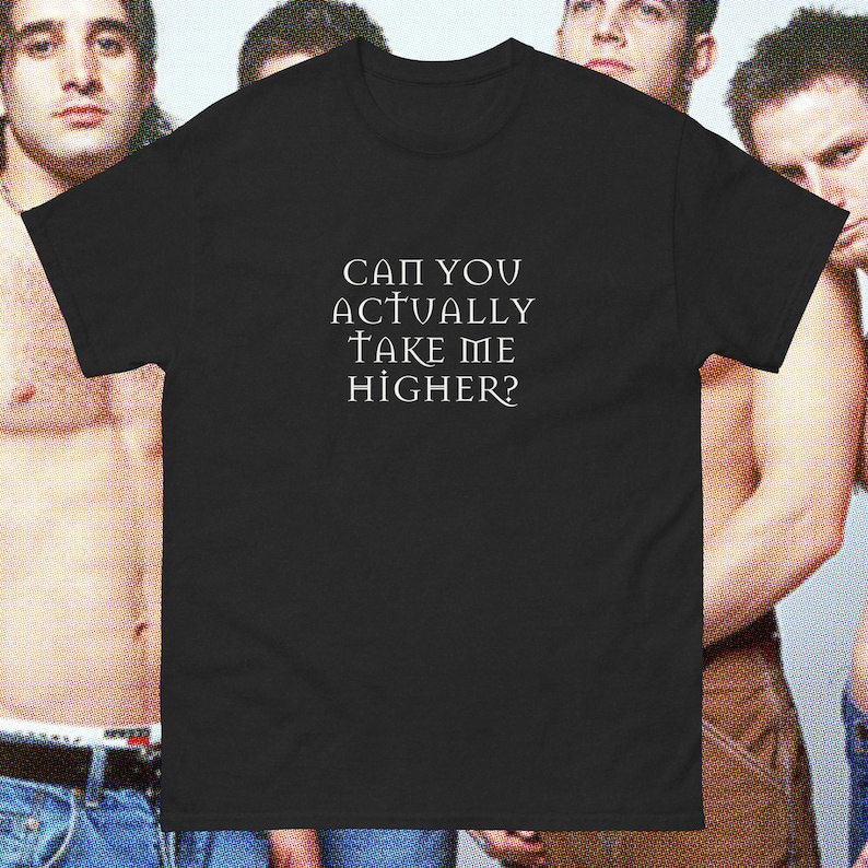 以下が含まれることがあります： 白い文字で「Can you actually take me higher?」と書かれた黒いTシャツ