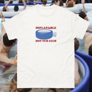 Aufblasbares Hot Wanne Club - Jacquarz Shirt witziges Shirt Zeitmaschine - Hot Pot Kino - Wohnwagenparkplatz weiß Trash Humor schräg spezifisch
