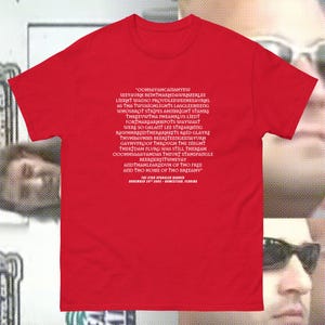 Pode incluir: Camiseta vermelha com texto branco que diz "OOHSAYAHСАПАНУЕШ SEEYAURH BEIHTHARHDAWRHZERLEE LIERHT WADSO PROUDLEEWEEHEEAURHL AS THA TWUAIGHLIGHTS LASGLEEMEENG WHOSBROT STRIPES AHIIBRIGHT STAHRS THREEUWTHA PHEAHRLUS LIEDT FORTHAREARHIMPOTS WAYWAST WERE SO GALAITT LEE STREARMING RAWWHHRRIDTHERARHKETS RAID GLAYRE THUHBAUHMS BEERSTEENGEE&Pi;AYURH GAYHVPROOF THROUGH THE ПЕСНТ THER DAH FLURG WAS STILL THEREAH OOOHHSAAAYAHDAS THEURT STAHSPANGLE BEERDERYITWHEYAY ANDTHAHLEARIDUH OF THO FREE AND THO HOME OF THO BREEAHV THE STAR SPANGLER BARNER NOVEMBER 20 2005-BOMISTEAR FERRIE"