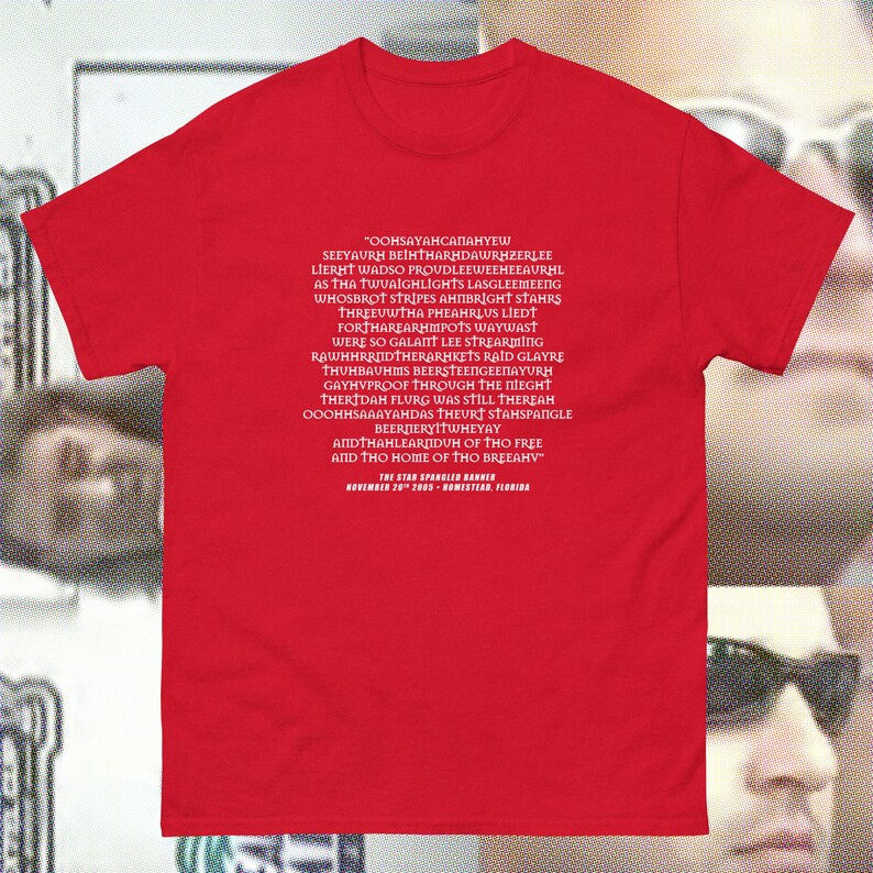 Pode incluir: Camiseta vermelha com texto branco que diz "OOHSAYAHСАПАНУЕШ SEEYAURH BEIHTHARHDAWRHZERLEE LIERHT WADSO PROUDLEEWEEHEEAURHL AS THA TWUAIGHLIGHTS LASGLEEMEENG WHOSBROT STRIPES AHIIBRIGHT STAHRS THREEUWTHA PHEAHRLUS LIEDT FORTHAREARHIMPOTS WAYWAST WERE SO GALAITT LEE STREARMING RAWWHHRRIDTHERARHKETS RAID GLAYRE THUHBAUHMS BEERSTEENGEE&Pi;AYURH GAYHVPROOF THROUGH THE ПЕСНТ THER DAH FLURG WAS STILL THEREAH OOOHHSAAAYAHDAS THEURT STAHSPANGLE BEERDERYITWHEYAY ANDTHAHLEARIDUH OF THO FREE AND THO HOME OF THO BREEAHV THE STAR SPANGLER BARNER NOVEMBER 20 2005-BOMISTEAR FERRIE"
