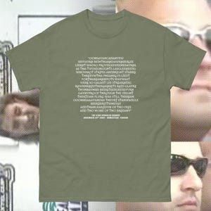 Pode incluir: Uma camiseta verde com texto branco que diz "OOHSAYAHСАПАНYEW SEEYAURH BEIHTHARHDAWRHZERLEE LIERHT WADSO PROUDLEEWEEHEEAVRHL AS THA TWUAIGHLIGHTS LASGLEEMEENG WHOSBROT STRIPES AHIBRIGHT STAHRS THREEUWTHA PHEAHRLUS LIEDT FORTHAREARHMPOTS WAYWAST WERE SO GALAITT LEE STREARMING RAWHHARIIDTHERARHKETS RAID GLAYRE THUHBAUHMS BEERSTEENGEE&Pi;AYURH GAYHVPROOF THROUGH THE ПЕНТ THER DAH FLURG WAS STILL THEREAH OOOHHSAARYAHDAS THEURT STAHSPANGLE BEERDERYITWHEYAY ANDTHAHLEARIIDUH OF THO FREE AND THO HOME OF THO BREEAHV" THE STAR SPANGLER BARNER NOVEMBER 20 2003-BOWISTERN FERRIDA"