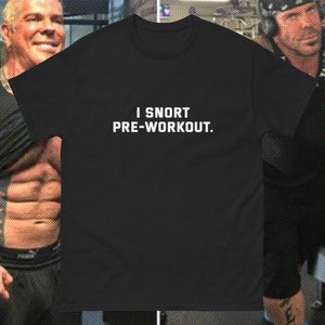 Pode incluir: Camiseta preta com texto branco que diz "I snort pre-workout."