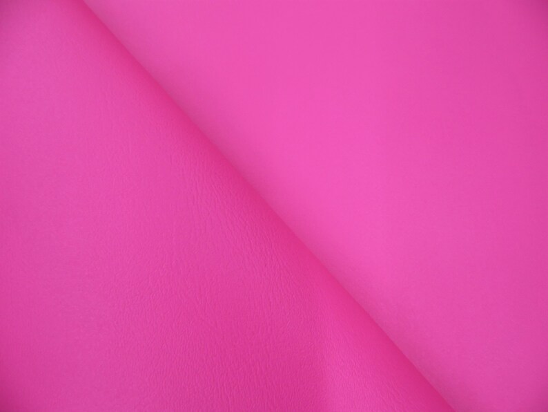 Puede incluir: Primer plano de una tela de color rosa brillante con una superficie texturizada.