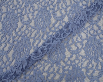 Tela de encaje elástico transparente con bordado floral en azul pizarra y gris, cortada a medida.