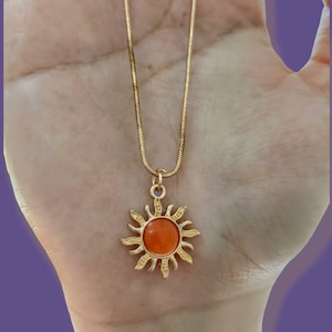 Collar de sol. Collar de amuleto de gema naranja sobre cadena de oro. Sol y luna. Vibraciones brujas.