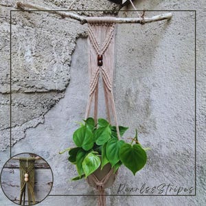 Makramee Boho Blumenampel | handgemacht Pflanzenhänger an Treibholz mit Holzperlen | Nachhaltige Geschenkidee | Model: "Pearls&Stripes"