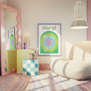 Könnte beinhalten: Zimmerinterieur mit einem rosa Spiegel mit gewelltem Rand, einem gerahmten Poster mit einer Cocktail-Illustration und dem Wort "Margi" sowie einem cremefarbenen Sessel. Der Raum hat einen gemusterten Teppich, einen karierten Beistelltisch und eine Hängelampe.
