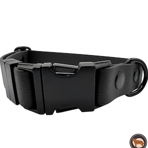 Könnte beinhalten: Schwarzes Hundekragen aus Gummi mit einer schwarzen Schnalle und einem schwarzen D-Ring. Das Halsband hat eine strukturierte Oberfläche.