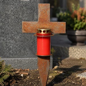 Roestig metalen grafkruis met kaarsenhouder, roestig metaal, grafversiering, dood, grafornament, tuinversiering