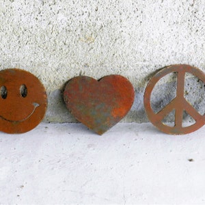 Rostig metalldekoration, fredssmiley med hjärtsymbol, trädgårdsdekoration, dekor, rostig metall, trädgårdsdekoration
