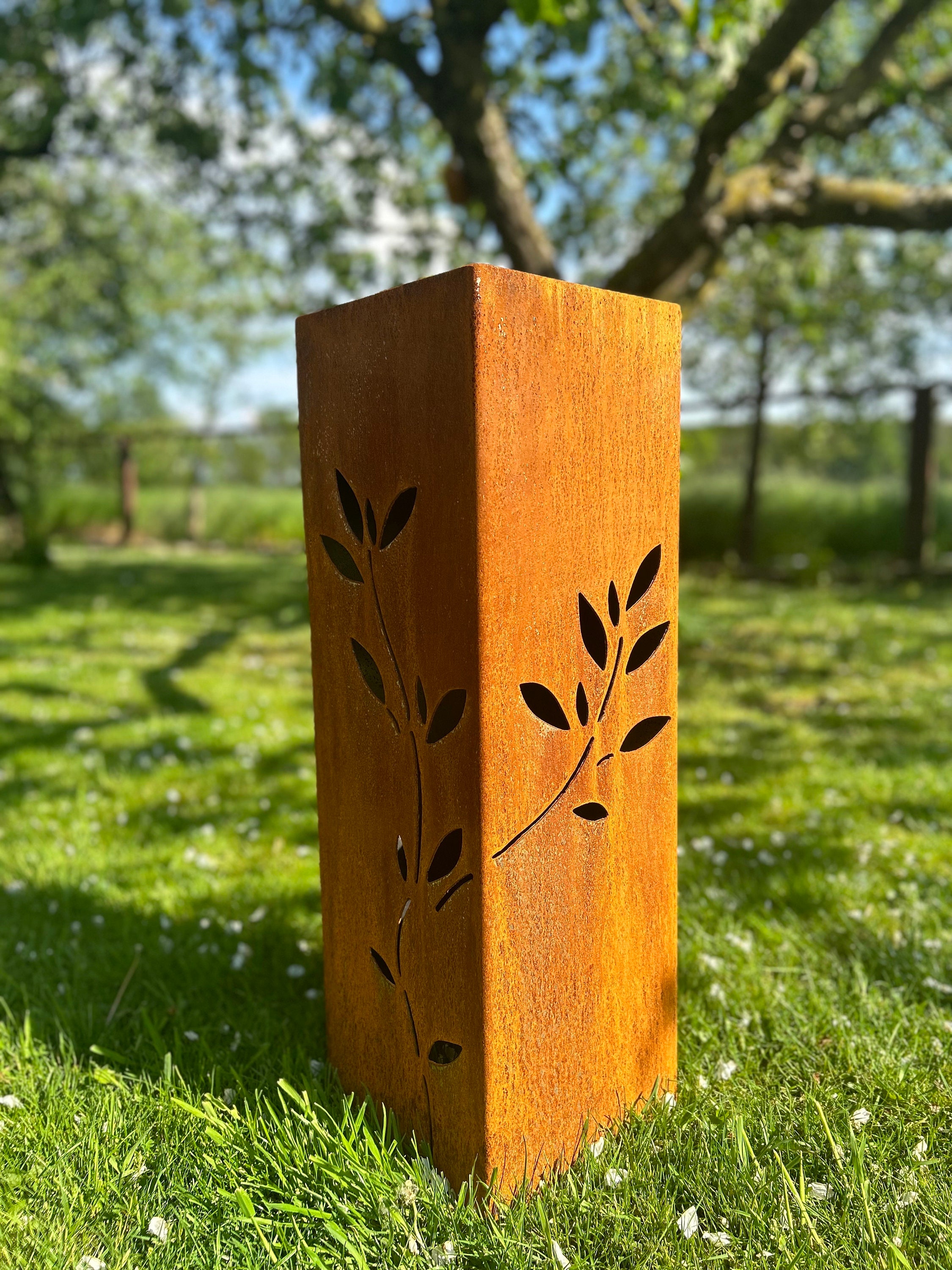 Säulen-Set ‚Lilie‘ In Edelrost – 3-teilige Garten-Deko Im Dreiecksdesign