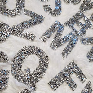 Novas letras de strass hotfix de 2,28 ", PRATA (1 unidade), escolha sua carta, remendo de strass com adesivo, letras de malha com brilho, strass esmagados