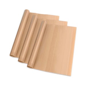 Peut inclure: Trois tapis de cuisson en silicone brun roulés. Les tapis sont antiadhésifs et résistants à la chaleur.