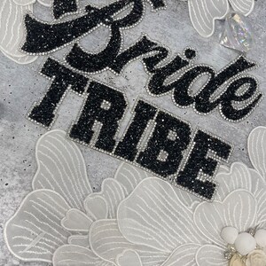 新品、「Bride TRIBE」ラインストーンパッチ、接着剤付きキラキラパッチ、サイズ9インチチェコラインストーン、DIYアップリケ、ブライダルパーティー、花嫁衣装