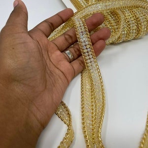 Novo, acabamento com strass por jarda, com corrente de ouro, adesivo, acabamento para passar a ferro para roupas e acessórios, 3 opções de cores, 1 jarda