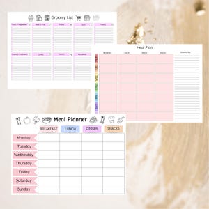 Puede incluir: Un planificador de comidas imprimible con un esquema de color rosa y blanco. El planificador incluye una lista de la compra, un plan de comidas y un planificador de comidas semanal con secciones para el desayuno, el almuerzo, la cena y los refrigerios.