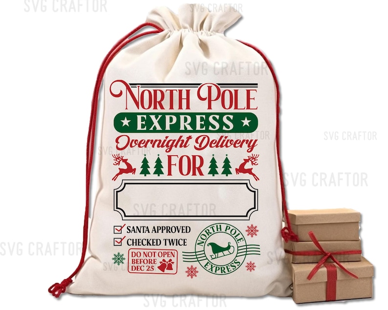 Puede incluir: Una bolsa de lona blanca con ribetes rojos y el texto "North Pole Express Overnight Delivery For" en verde y rojo. La bolsa tiene una cinta roja y una etiqueta aprobada por Santa Claus con una marca de verificaci&oacute;n. La bolsa est&aacute; sentada en una mesa con una pila de cajas de regalo marrones envueltas con una cinta roja.