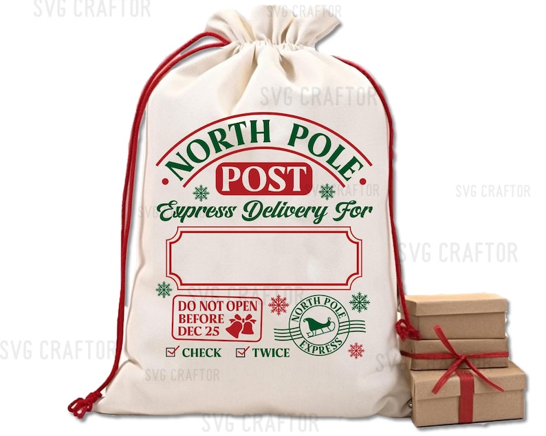 Puede incluir: Una bolsa de lona blanca con cord&oacute;n de ajuste rojo y ribete rojo. La bolsa tiene un dise&ntilde;o verde y rojo con el texto "North Pole Post Express Delivery For" y un espacio en blanco para un nombre. La bolsa tambi&eacute;n tiene una casilla de verificaci&oacute;n roja y verde con el texto "Check" y "Twice" y una casilla roja y verde con el texto "Do Not Open Before Dec 25".