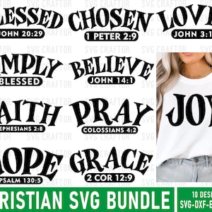 Puede incluir: Una colección de diseños SVG cristianos en negro, incluyendo palabras como "Bendecido", "Elegido" y "Amado", cada uno con una referencia bíblica correspondiente. La imagen también presenta una sudadera blanca con la palabra "ALEGRÍA" impresa.